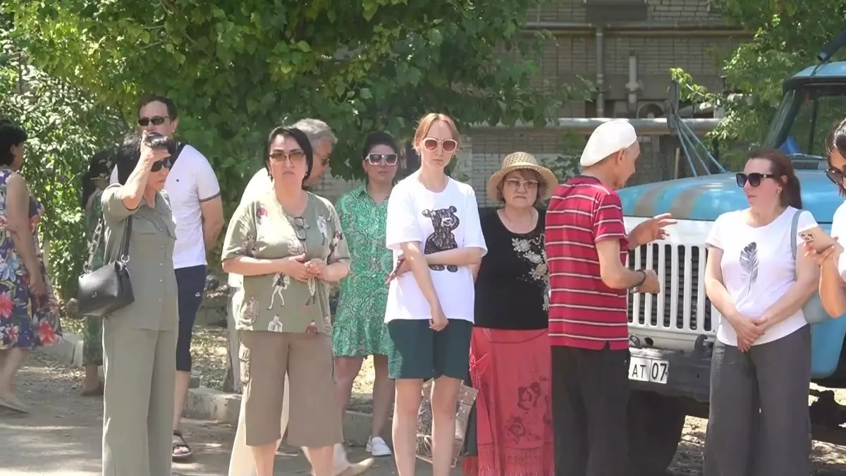 Жильцы двух многоэтажек в Уральске второй день сидят без света в жару