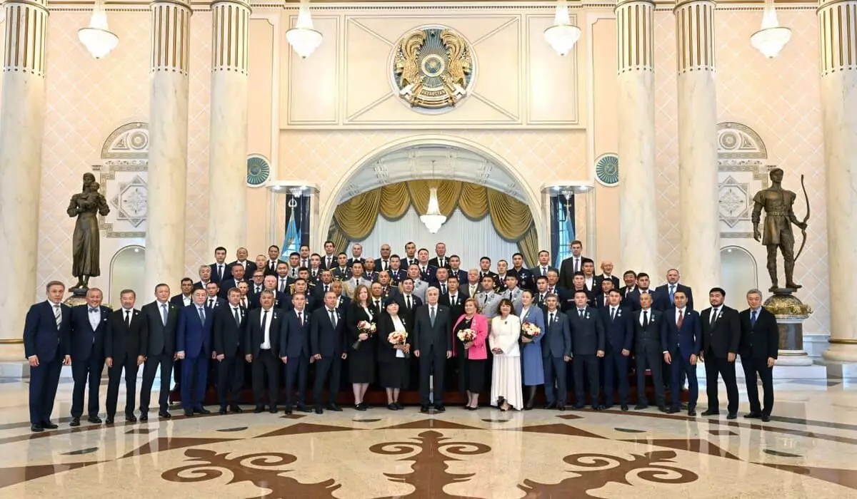 Токаев наградил казахстанцев, активно участвовавших в противопаводковых мероприятиях