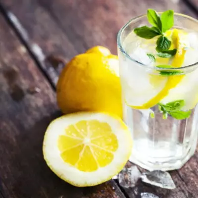Стоматолог дал советы, как правильно употреблять воду с лимоном
