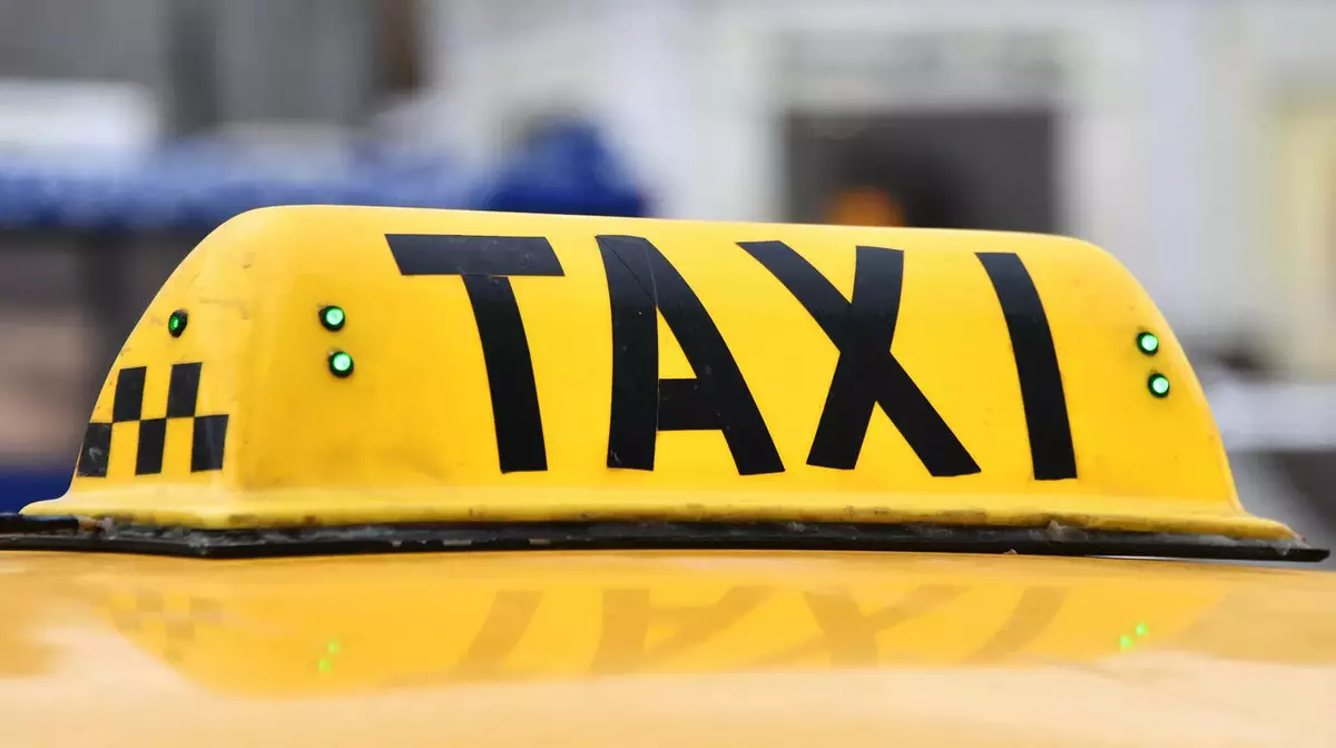 Мигрантам могут запретить работать в такси по всей России