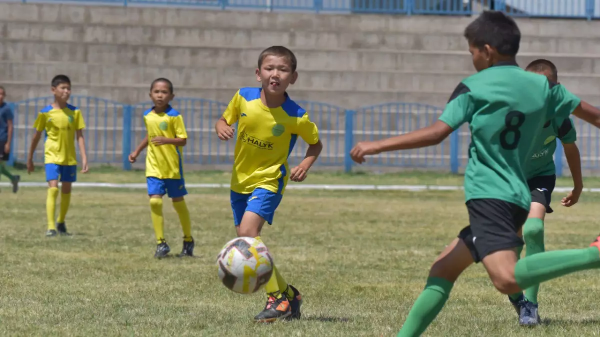 Футбол: Жамбыл облысында өткен турнирде алғаш рет қыздар командасы бақ сынады