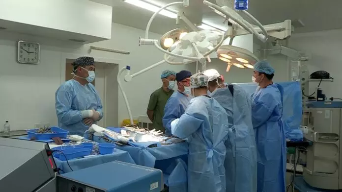 Түркістан: Еліміздің бас хирургы қатерлі ісікке шалдыққан науқасқа күрделі ота жасады