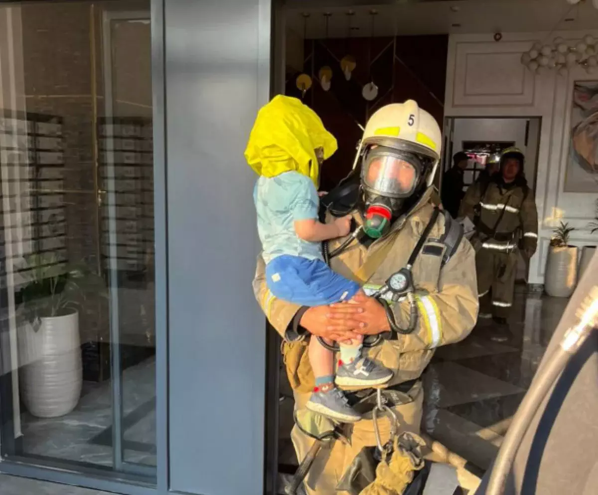 Четверо детей спасли при пожаре на балконе жилого дома в Астане