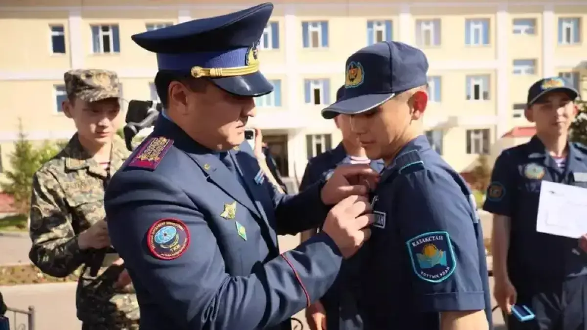 В Астане медаль получил спасший подростка солдат Нацгвардии