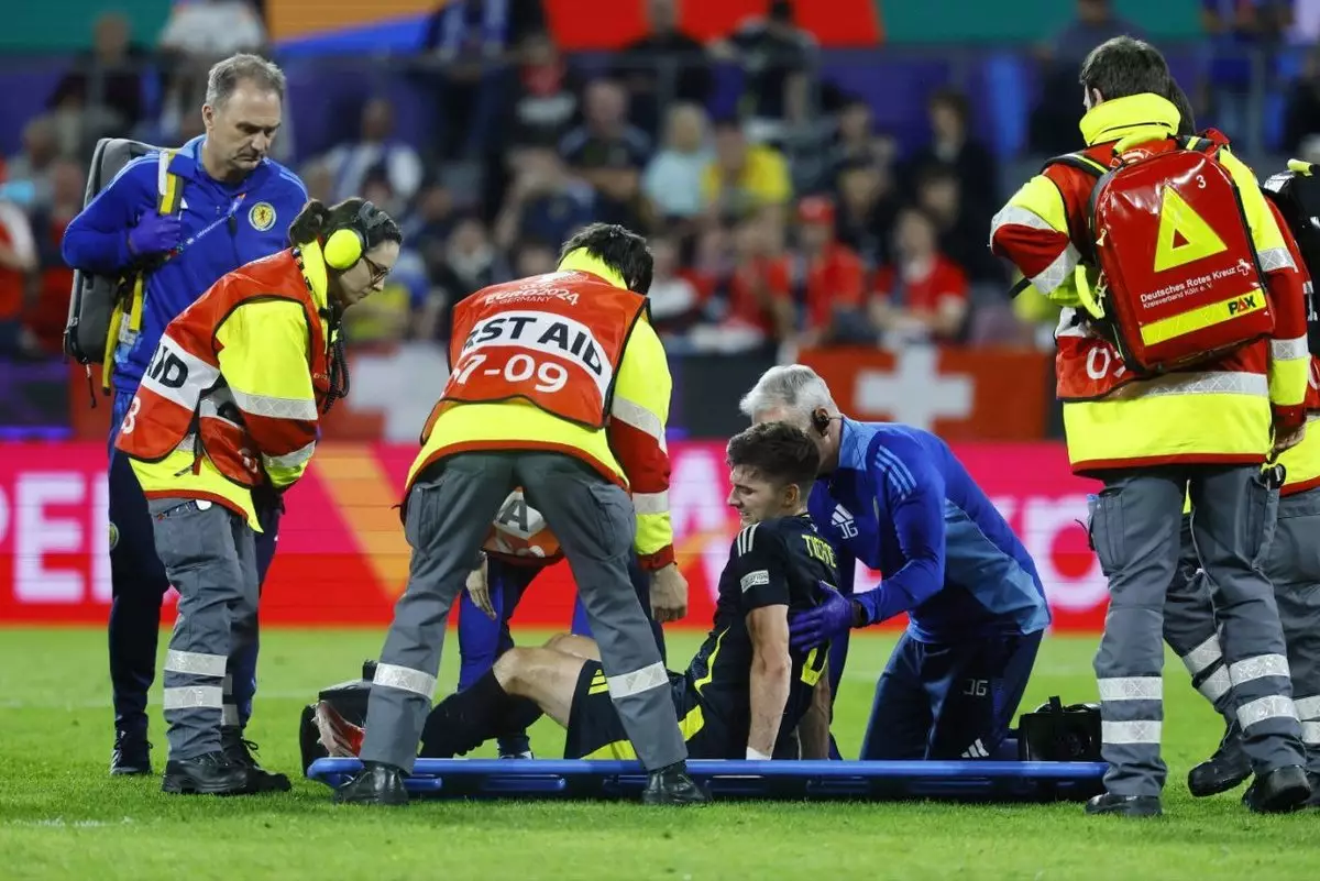 Защитника сборной Шотландии Тирни унесли на носилках во время матча с Швейцарией