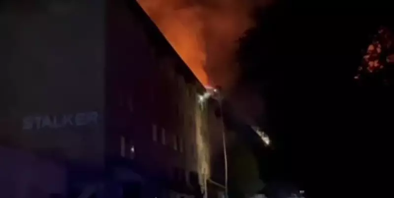В Алматы загорелось четырехэтажное здание