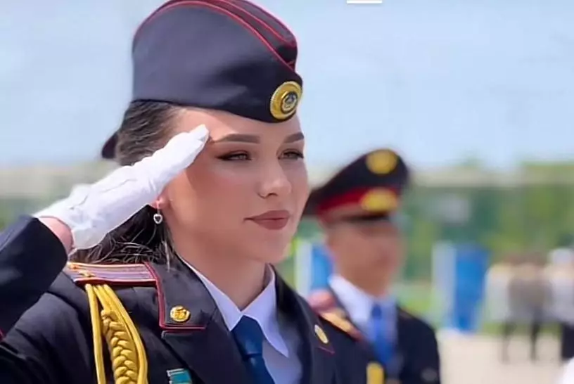 Как голливудская актриса: девушка-полицейский из Атырау набирает популярность в Казнете