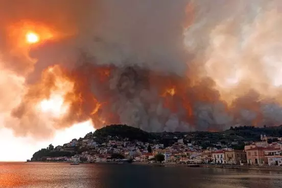 Тысячи людей эвакуированы в Греции из-за лесных пожаров
