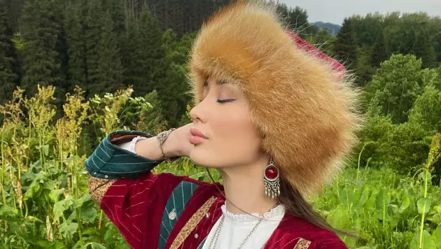 Сабина Алтынбекова поразила поклонников образом в национальным наряде