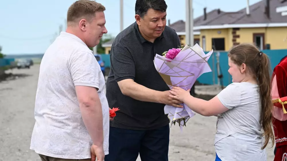 Канат Бозумбаев вручил ключи от 47 новых домов пострадавшим от паводка в СКО