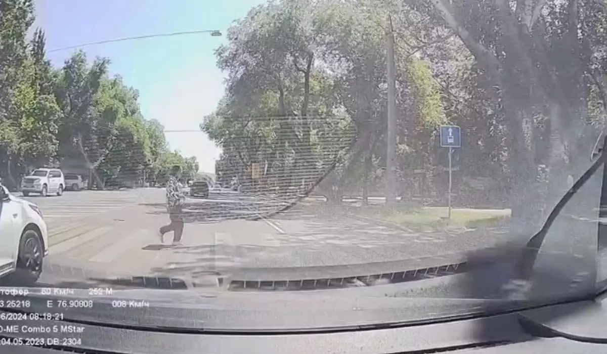 Мопедист сбил женщину на «зебре» в Алматы: момент ДТП попал на видео