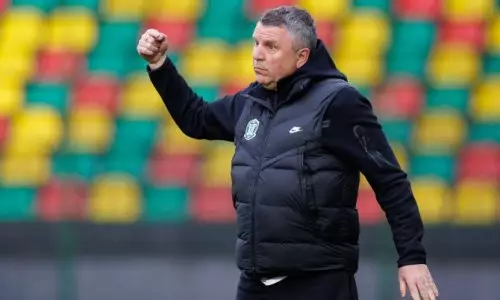 Сухим разгромом закончился матч клуба казахстанского тренера в Европе