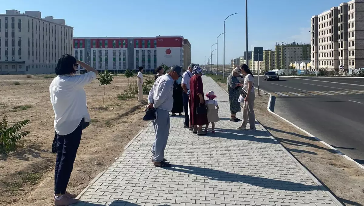 Экстремальный Актау: горожане ожидают автобус под палящим солнцем