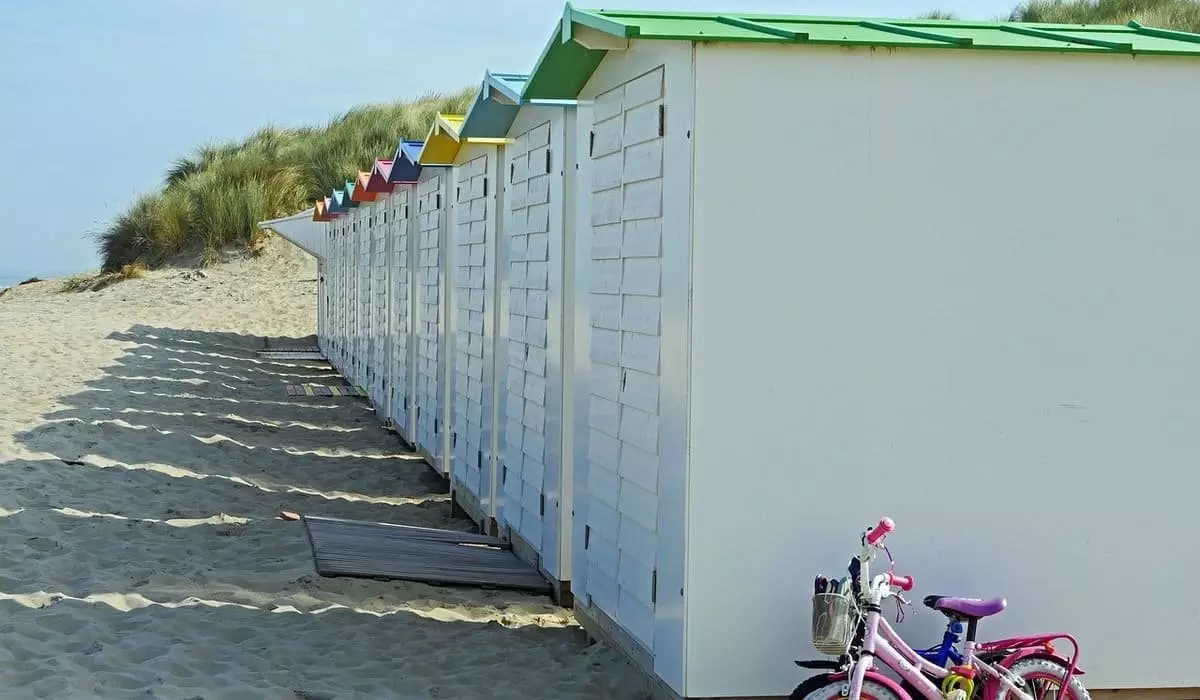 Платные раздевалки возмутили посетителей пляжа на Капшагае (ВИДЕО)