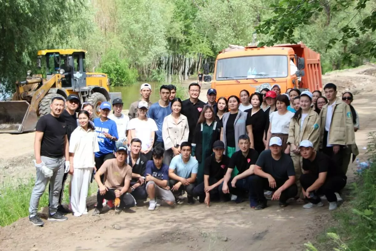 Павлодарцы объединились для уборки зоны отдыха в рамках акции "Чистый четверг"