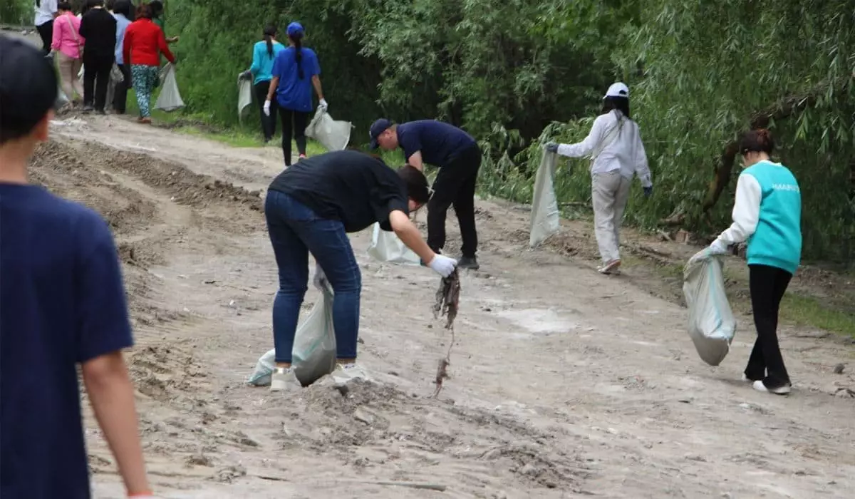 «Таза Қазақстан»: члены партии AMANAT очистили от мусора берег реки в Павлодаре