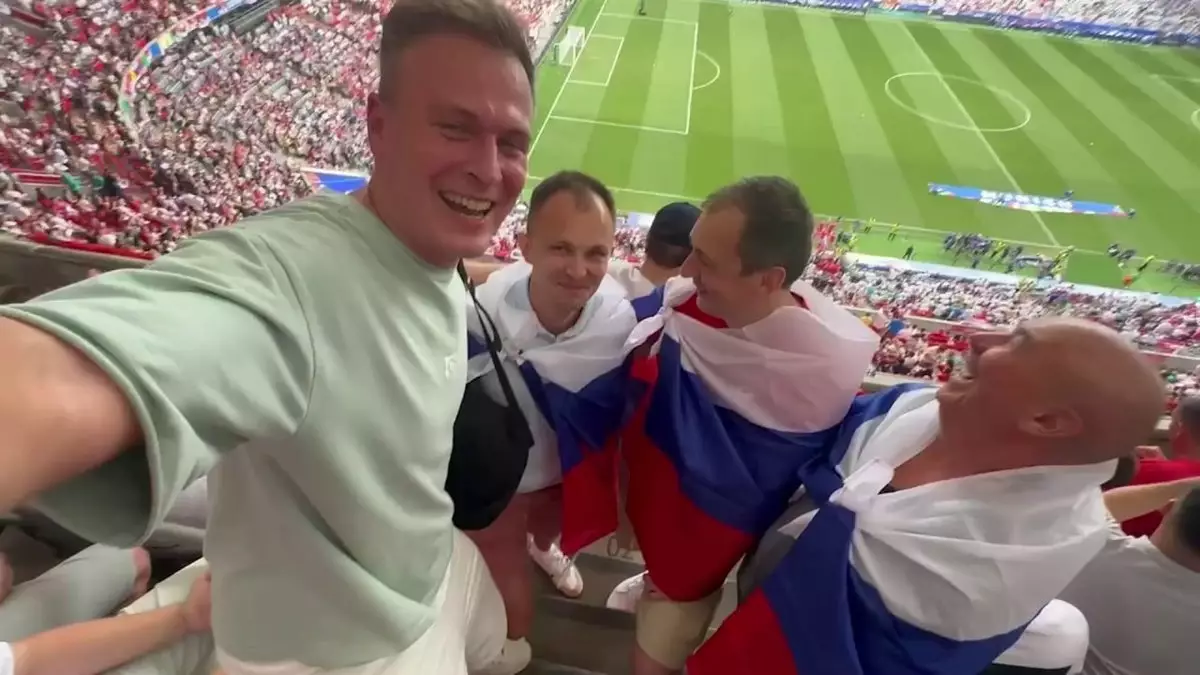 «Русская смекалка помогла». Как болельщики пронесли флаги России на матч Сербия — Словения