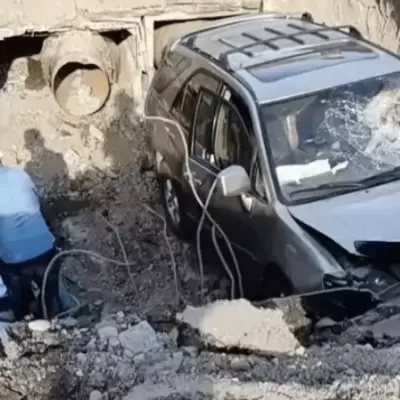 Семья с детьми на авто провалилась в яму в Таразе