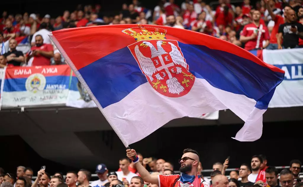 Болельщики перевернули флаги России, чтобы попасть на матч Сербии на Евро