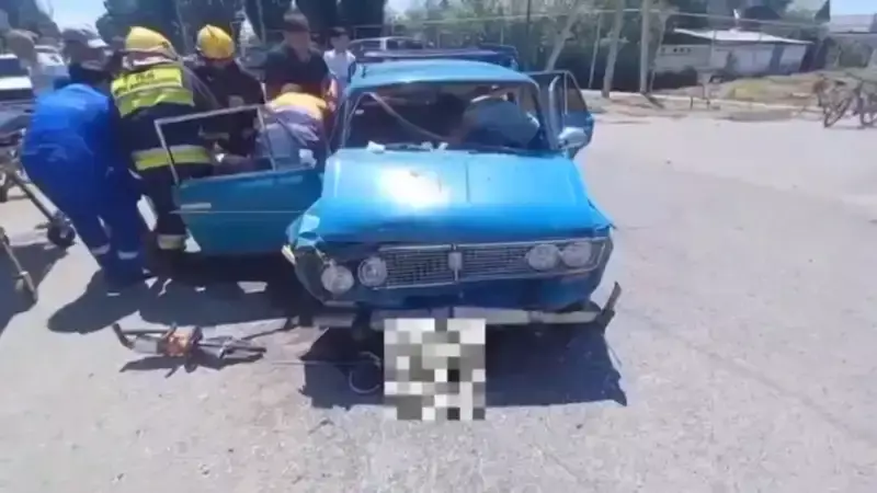 Көлікке қыстырылып қалған: Алматы облысында жантүршігерлік жол апаты болды