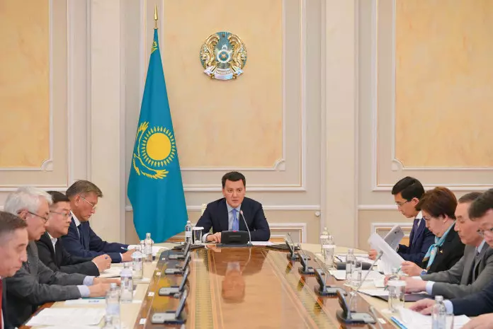 Ерлан Карин поручил упорядочить систему государственных и ведомственных наград в Казахстане