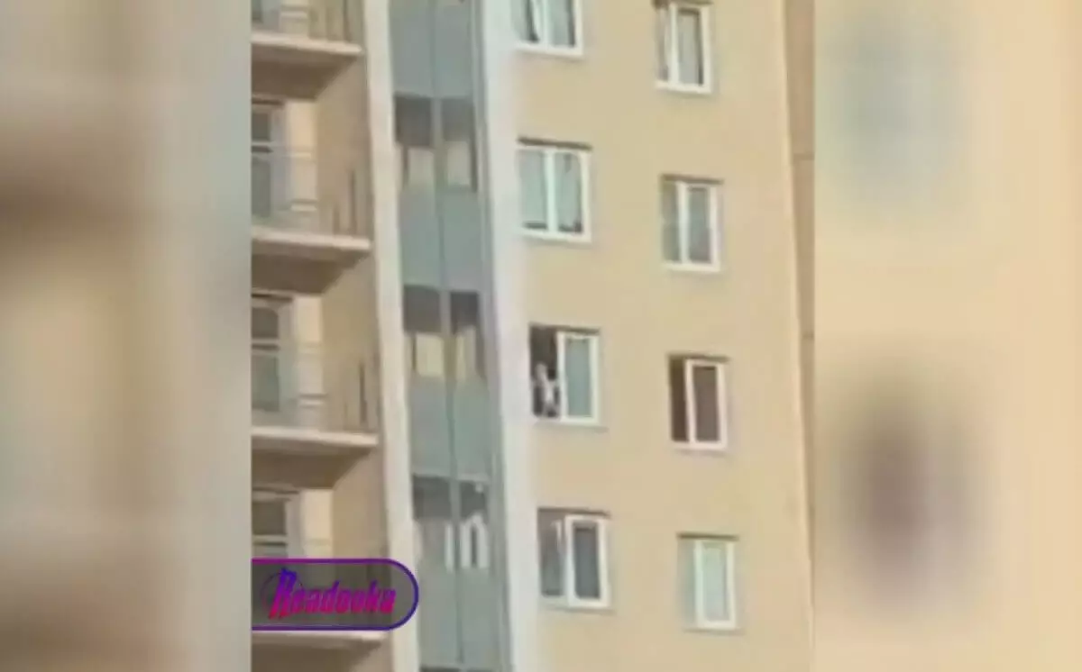 Россиянин за ноги вывесил двухлетнюю падчерицу из окна на 13 этаже