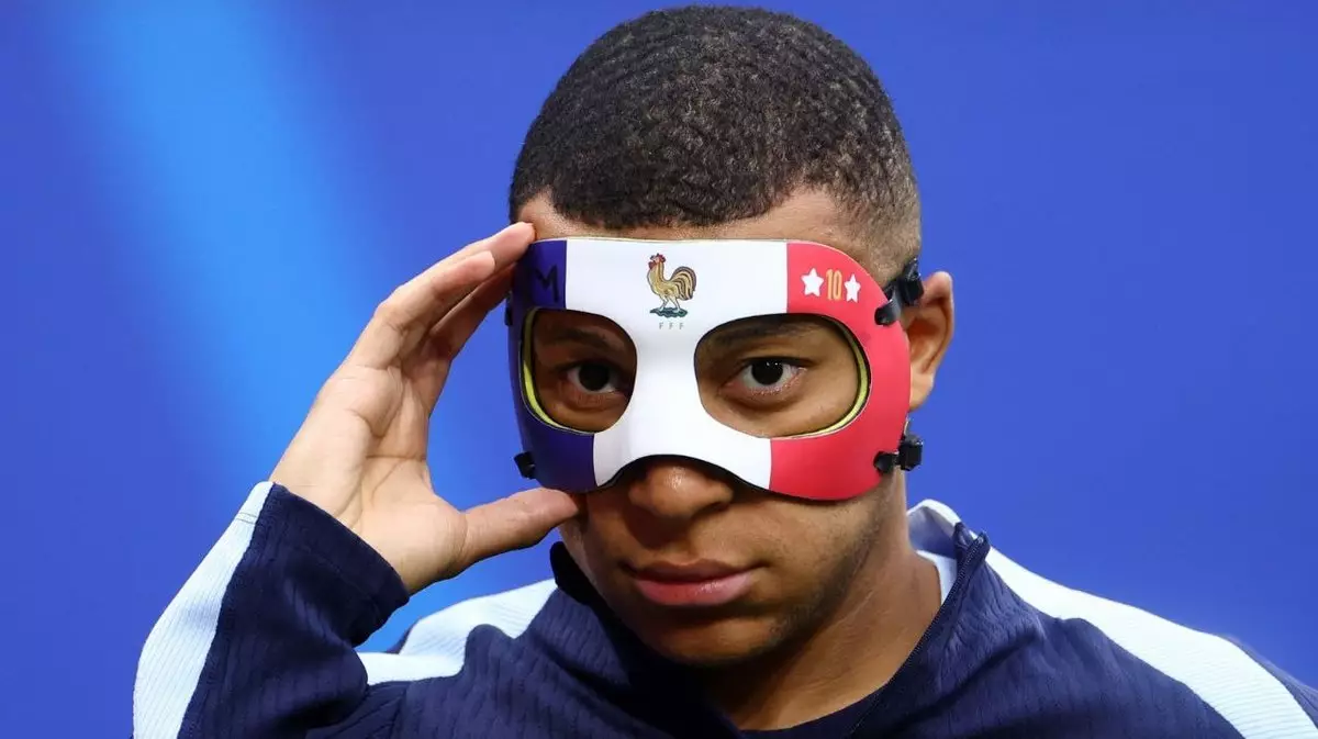Мбаппе не сможет сыграть на Евро в защитной маске в цветах французского флага