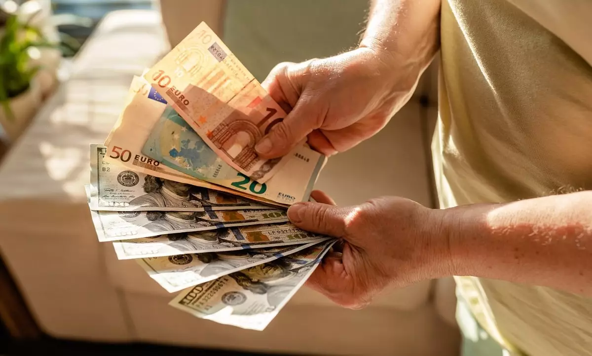 Курс евро и доллара в обменниках Алматы 21 июня 2024 