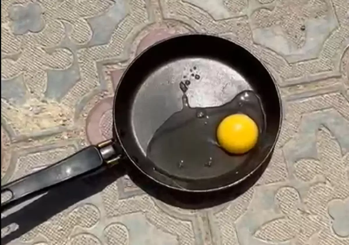 Жительница Актау пыталась приготовить яичницу на раскаленной от солнца сковороде