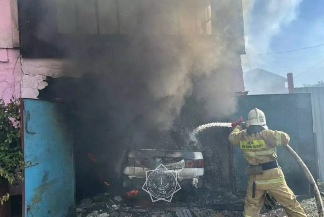 Крупный пожар в области Абай: огонь с авто перекинулся на дом