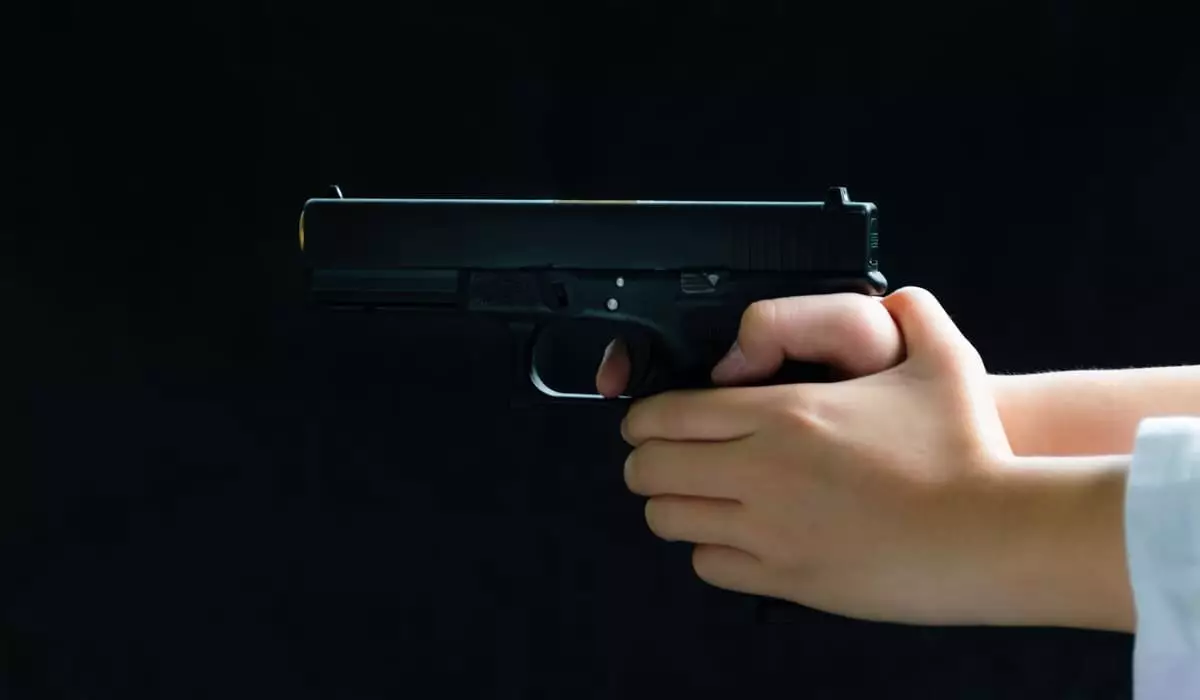 Мальчик стрелял в сверстника в Костанайской области, но виновной признали его мать