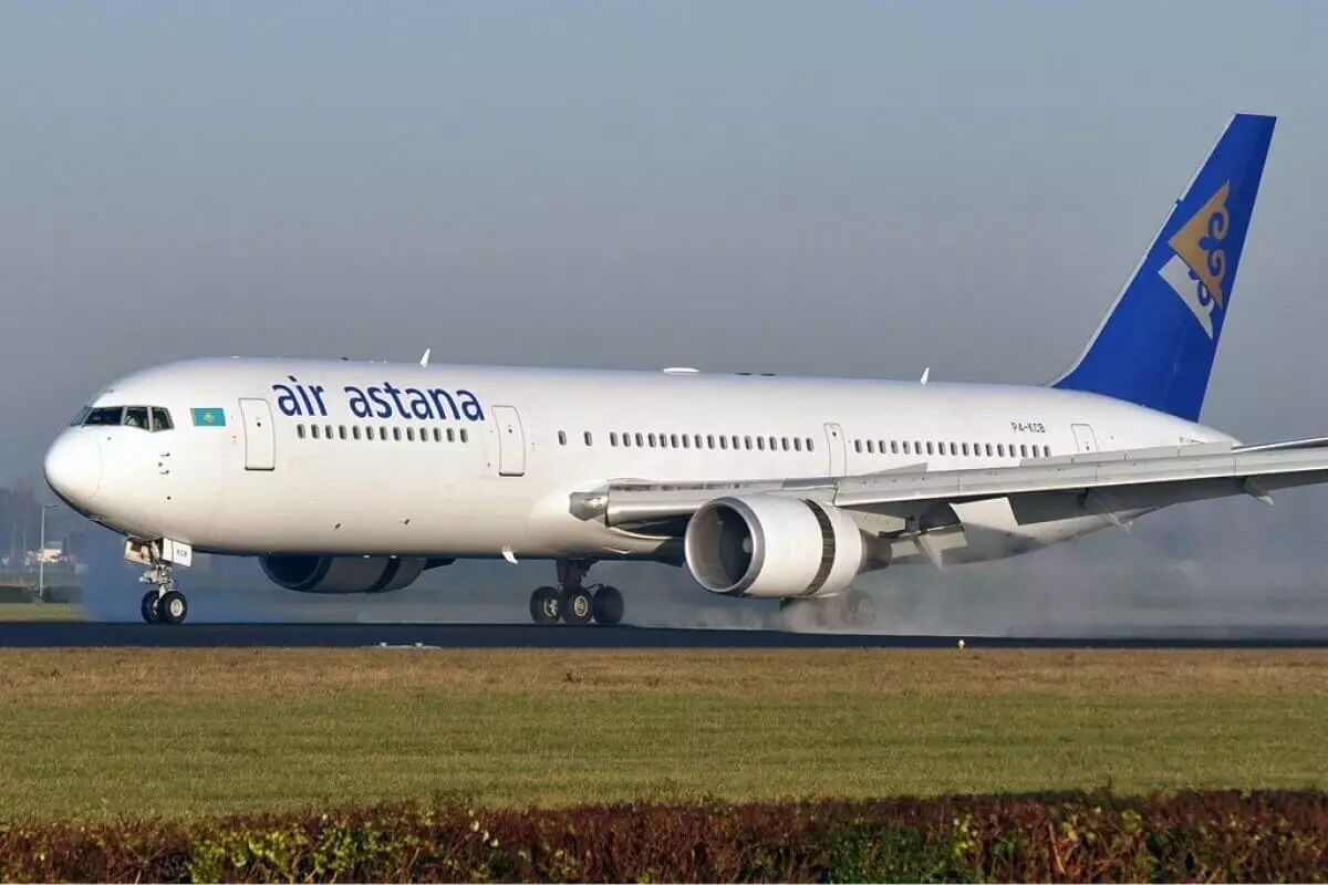 "Айлық аз, басшылық штаты тым үлкен": Air Astana қызметкерлері дау шығарды