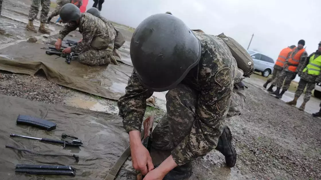 Командира минометной батареи в Казахстане лишили звания после избиения рядовых