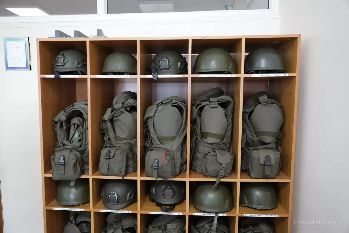 Бил ботинками и кулаками: командира из войсковой части осудили в Акмолинской области