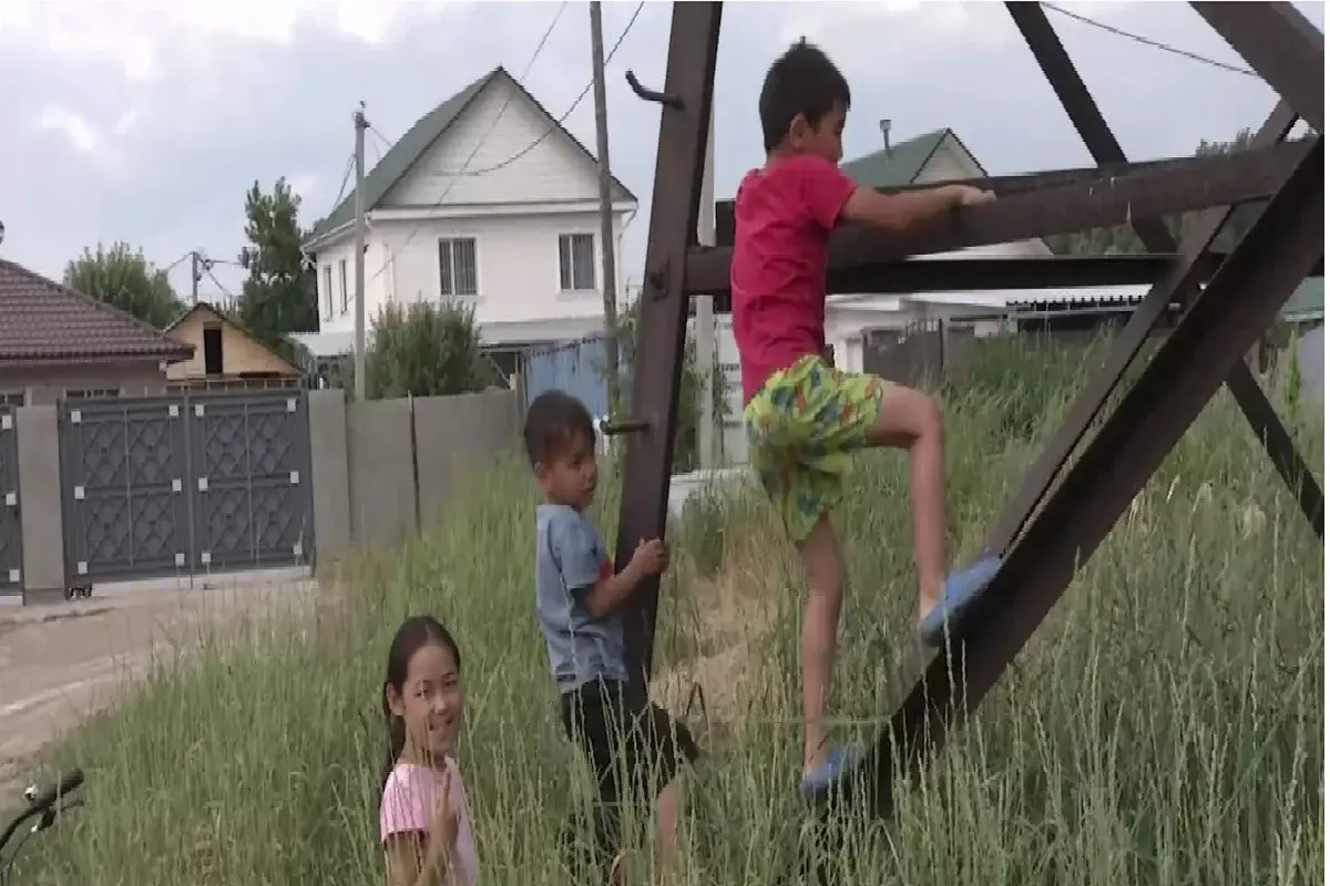 «Условий нет»: Дети вынуждены играть рядом с линиями электропередач в Алматы