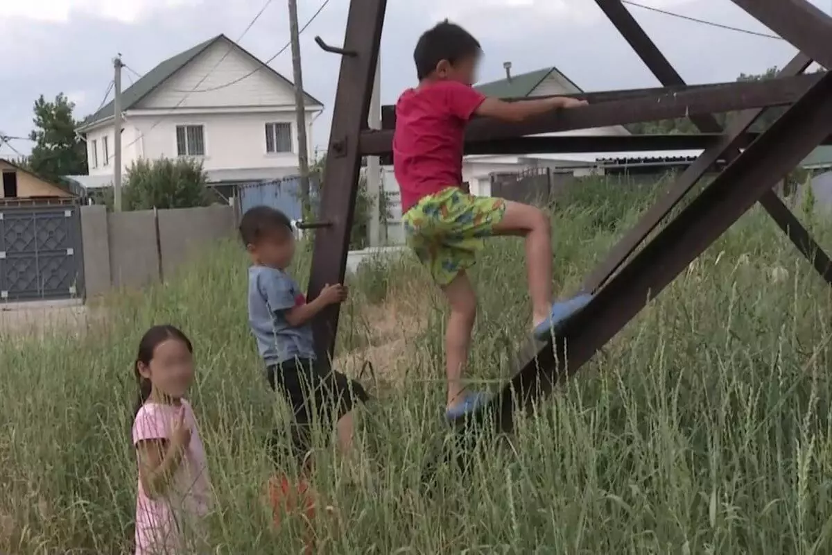 Детям приходится играть рядом с линиями электропередач в Алматы