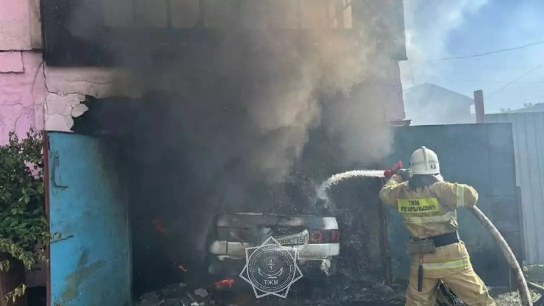 Загоревшийся автомобиль привел к пожару на 80 м² в Абайской области