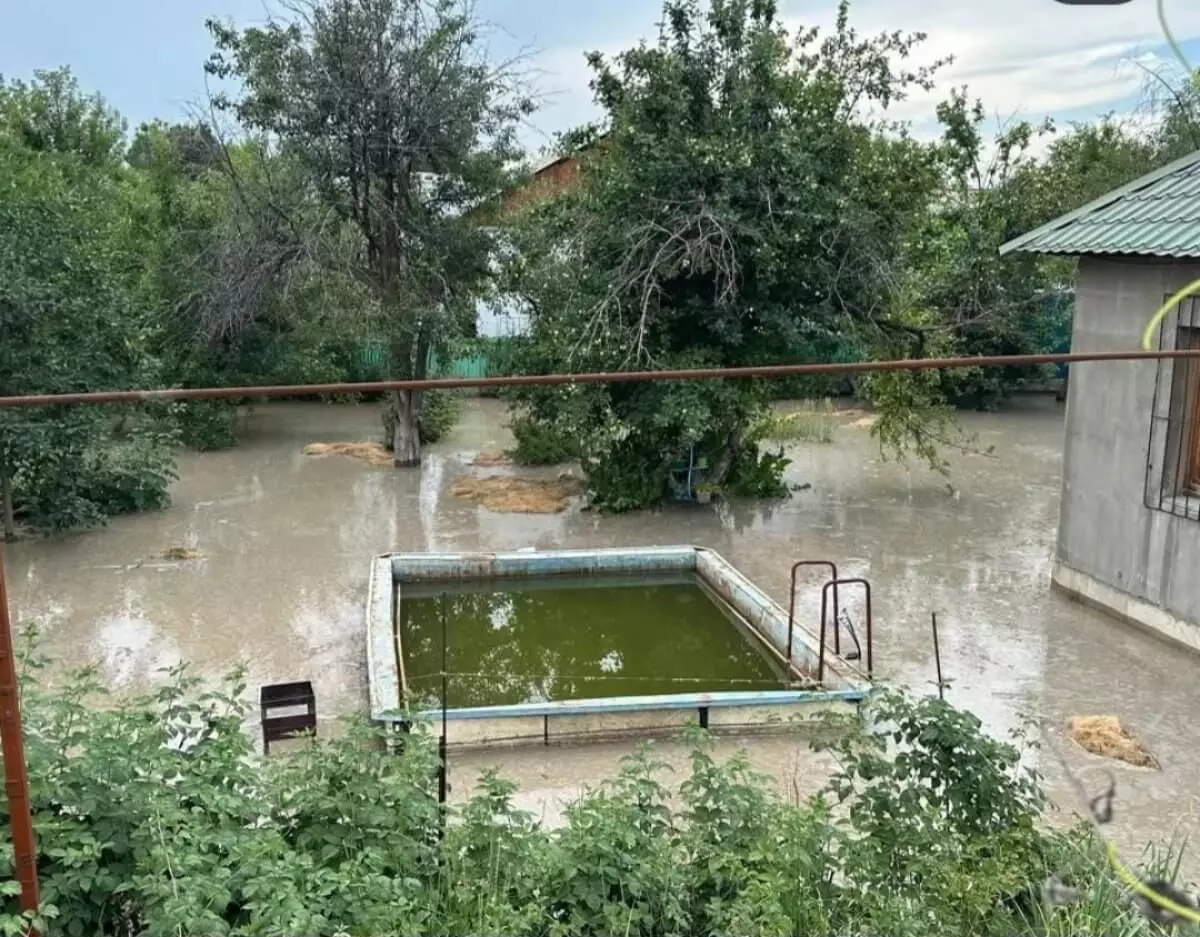 Потоки воды внезапно затопили жилые дома в Алматинской области