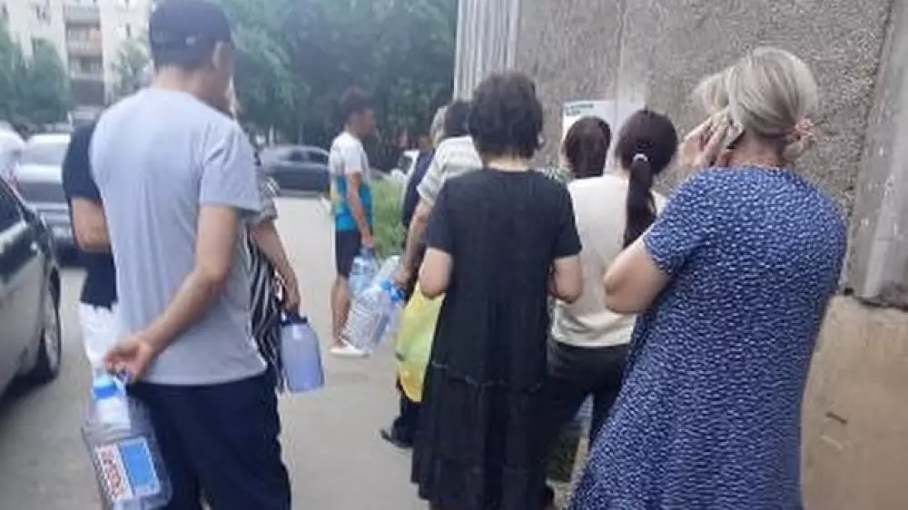 "В городе ЧП, почему молчит акимат?" Жители Павлодара жалуются на отсутствие воды
