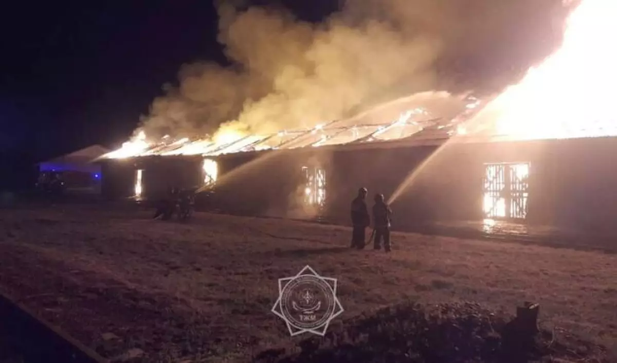 Крупный пожар тушат на складе в Семее