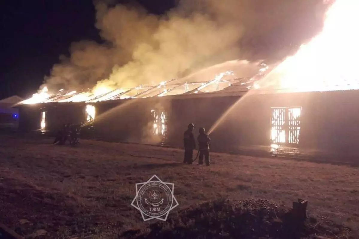 Крупный ночной пожар на складе ликвидировали в Семее