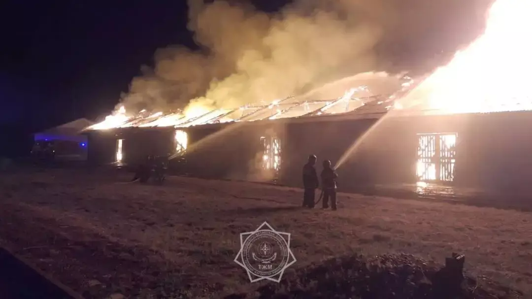 Крупный пожар разгорелся на складе в Семее