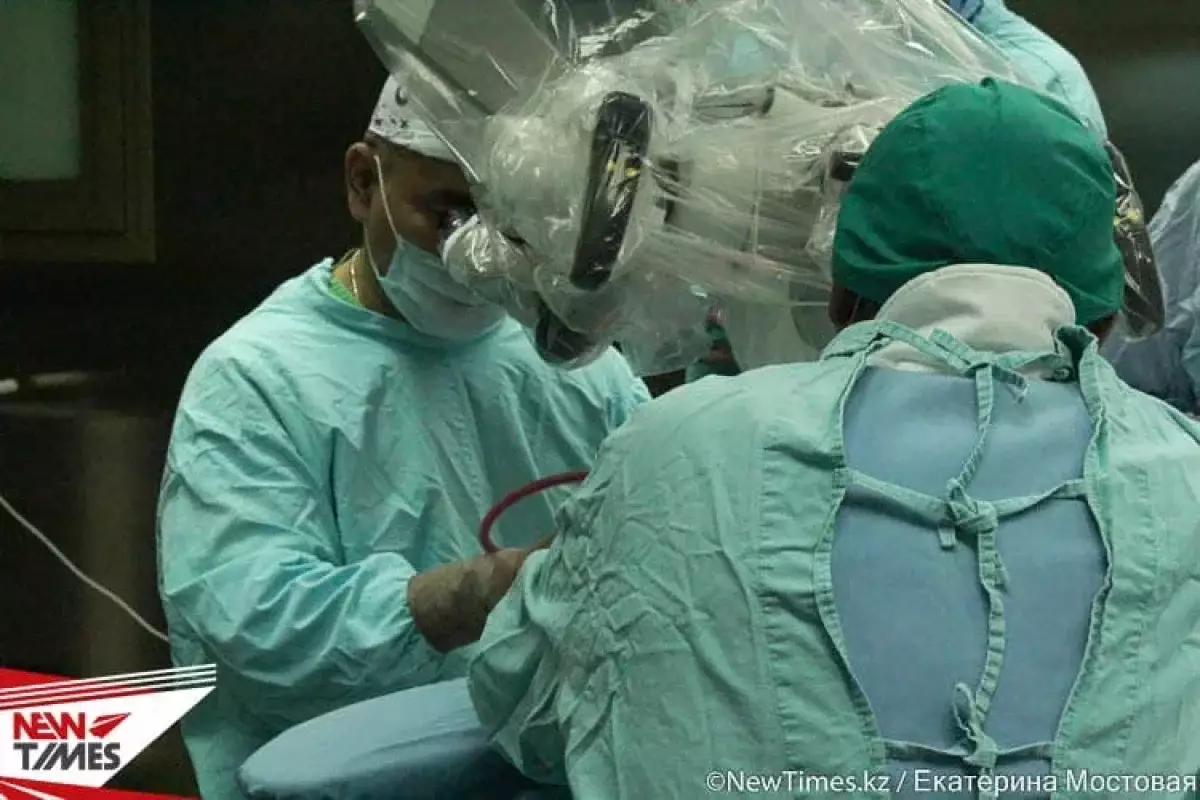 Подростка с редким заболеванием спасли алматинские хирурги
