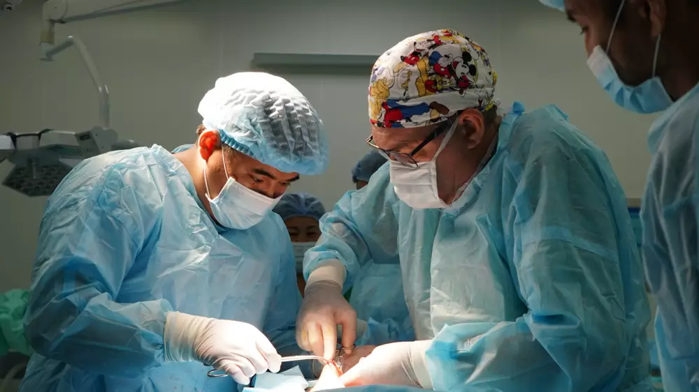 Известный российский хирург прооперировал 13 казахстанских детей