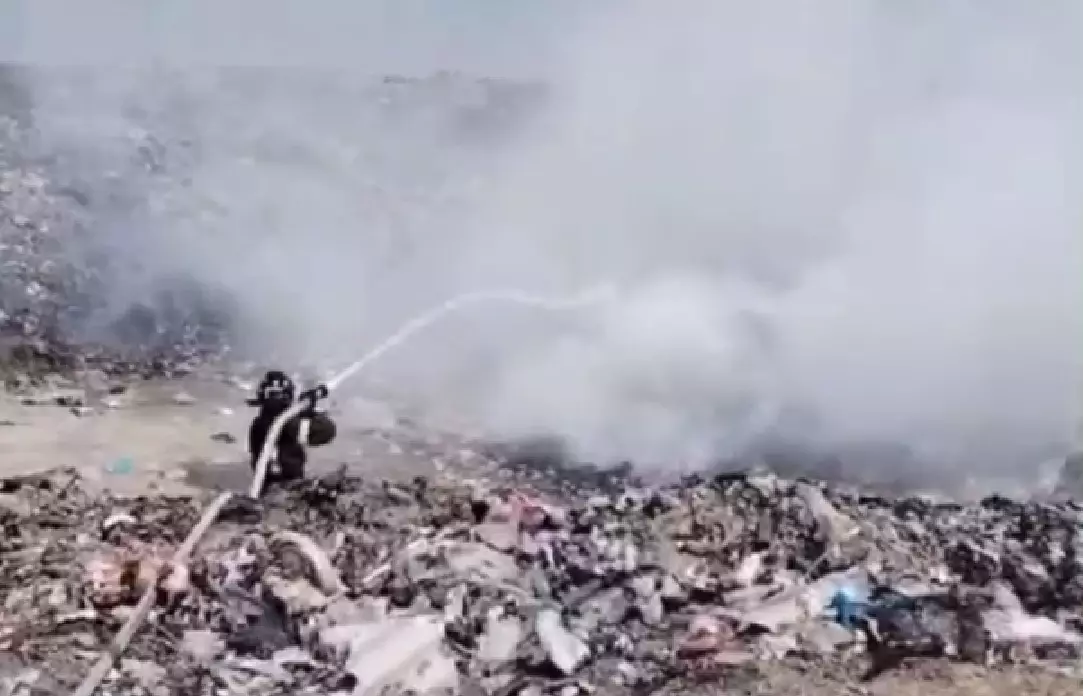 Крупный пожар тушат на мусорном полигоне в Карагандинской области