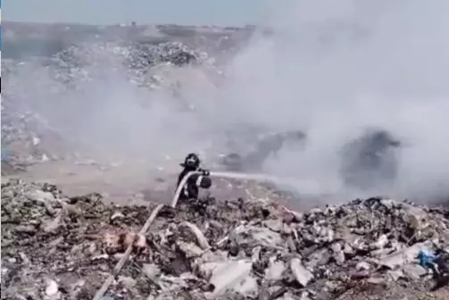 Крупный пожар ликвидировали на свалке в Карагандинской области