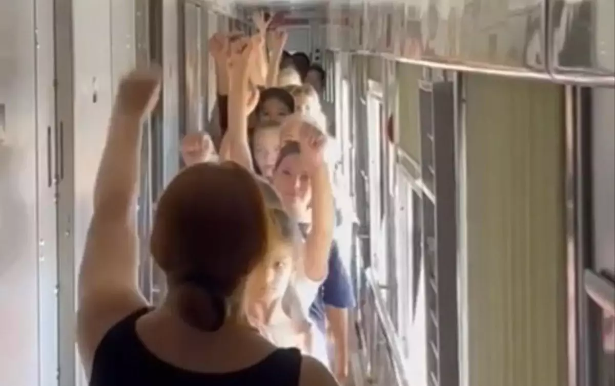 Утренняя разминка молодых талантов в поезде привлекла внимание пассажиров (ВИДЕО)