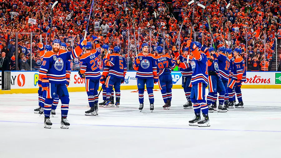 Всего четыре команды побеждали в серии плей-офф НХЛ, отыгравшись с 0-3