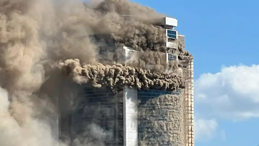 В Астане горит здание в районе "Хан шатыра"