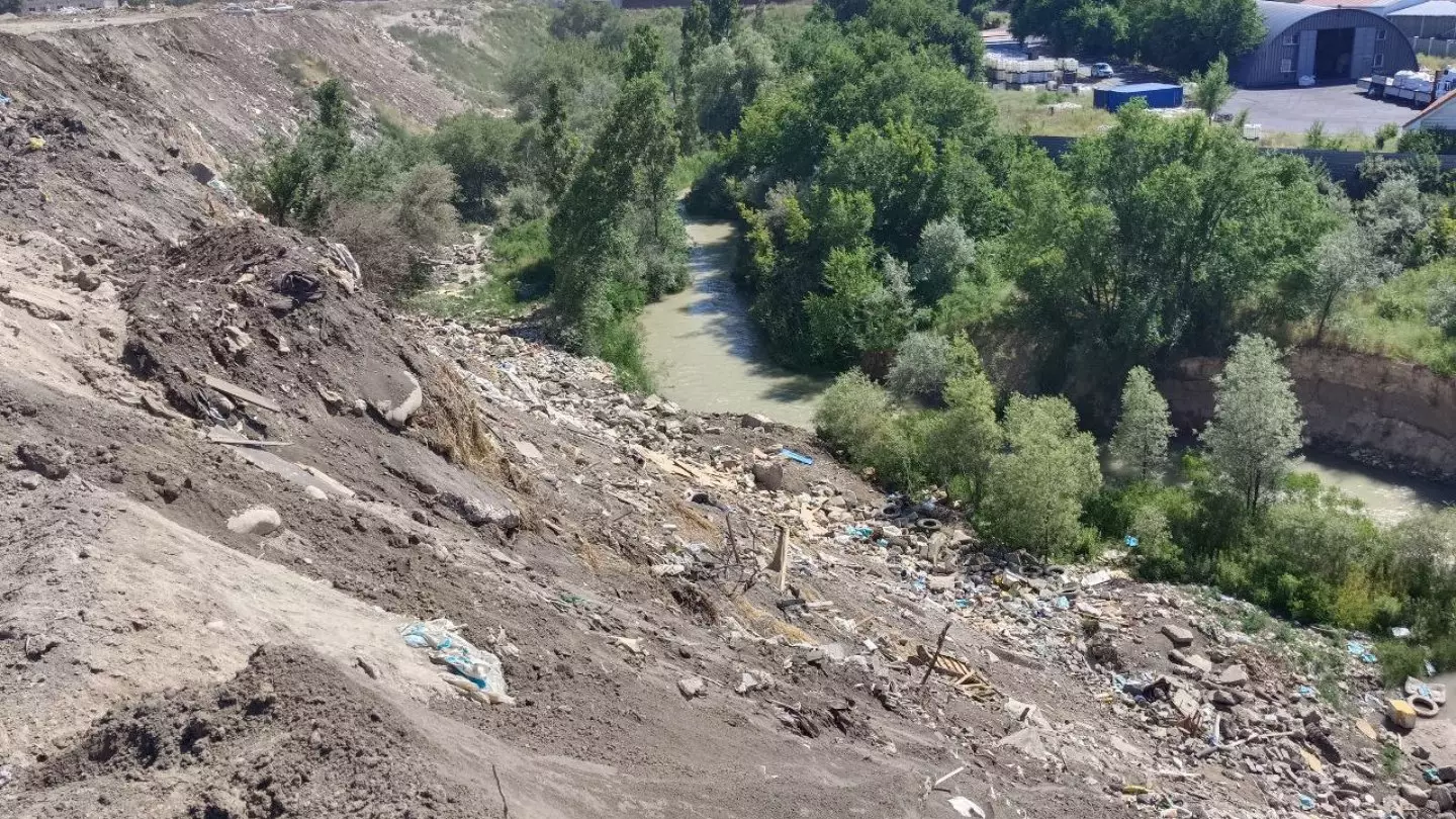 Реку Большая Алматинка превратили в мусорный полигон. Экоактивисты просят Токаева вмешаться